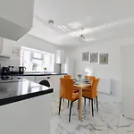 Splendid 2Bed Apt For Family 30Mi To Central Ldn